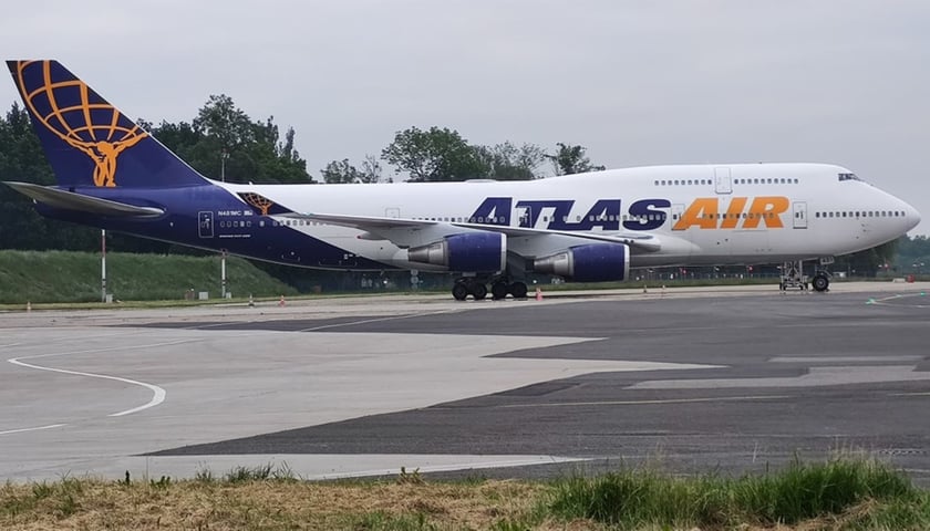 Boeing 747-400.